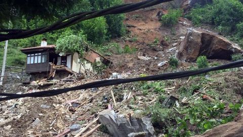 La ladera derrumbada se llevó por delante parte de la casa de aldea La Tilar del Valle, en el pueblo de La Cortina (Lena)