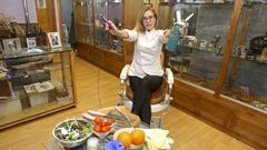 Coque Fari�a, en el estudio de tatuaje que tiene en Caldas, con utensilios de cocina, su gran pasi�n