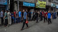 Palestinos hacen cola en una panader�a en Rafah