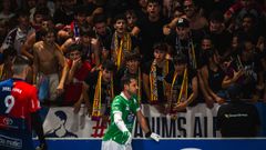 Aficionados del Igualada increpan a un jugador del Liceo durante el partido en Les Comes.