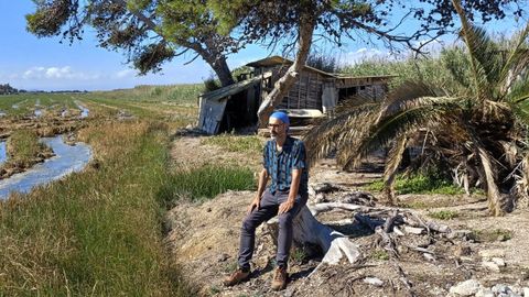 El escritor Gabi Martnez, en la isla de Buda, en el Delta del Ebro. 