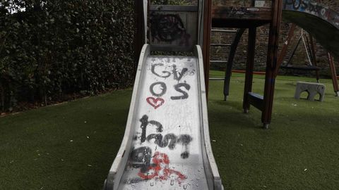 El abandonado parque infantil de O Cantio