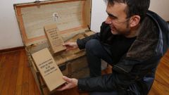 El concejal de Patrimonio Hist�rico, Xaqu�n Moreda, muestra dos antiguos cartones de leche en polvo �regalo del pueblo americano�