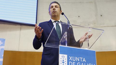 Villares, durante su discurso, en el que destac� su vocaci�n p�blica