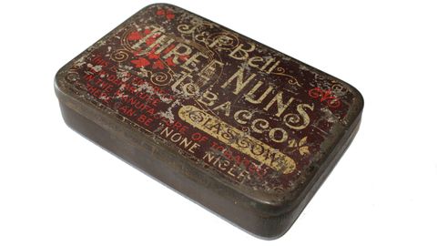 Caja antigua para guardar el tabaco