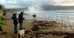 El paseo mar�timo permanece cerrado tras los da�os por los temporales.