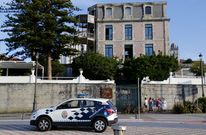 Un coche de la polic�a permanec�a ayer junto a la entrada del local, que cerrar� en pleno verano. 