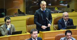 Ambrosio Or�ns, de pie, ayer, durante la toma de posesi�n como Diputado del Parlamento de Galicia. 