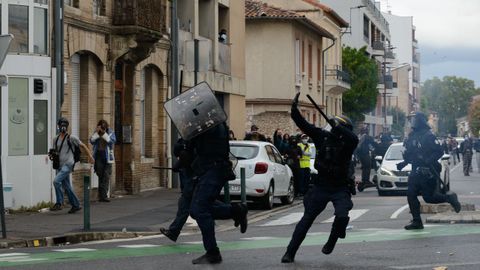 Agentes de polic&iacute;a repelen a los manifestantes este martes en Par&iacute;s