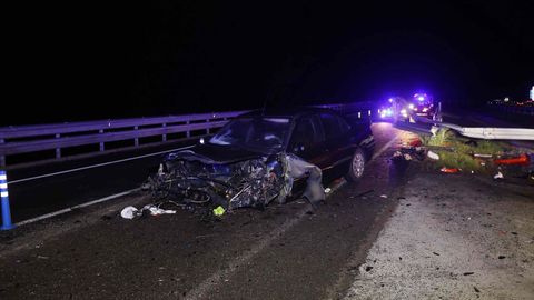 Accidente de un cami�n y de un turismo que obliga a cortar la A-6 en Baralla