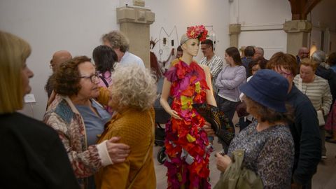 Exposición de vestidos con materiales de reciclaje que se puede ver en la Capela de Santa María de Lugo