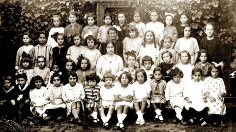 En el centro de la imagen, Mara Vzquez Surez, Maruja, con sus alumnas, posiblemente, en A Pobra do Caramial. Su ltimo destino fue Mio. Su cuerpo apareci en el verano de 1936 en la playa de Baobre. Con Mercedes Romero, maestra en Monelos, son las dos mujeres ejecutadas de las que se tiene constancia. La foto, encontrada en una maleta, es de la familia de Mara, de Sober. Se puede saber sobre la biografa de la maestra en su perfil creado en la web del Consello da Cultura Galega o en el de la asociacin O Colado do Vento