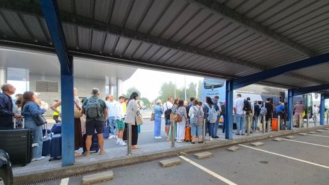 Los pasajeros de primera hora tuvieron que coger un bus para ir a Lavacolla