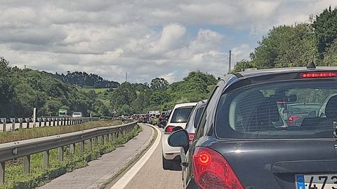 Retenciones enla 'Y' tras una colisión entre una furgoneta y un camión cisterna