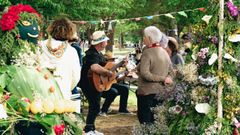 Los vecinos de Ares se sumaron de forma masiva a la celebraci�n de la Festa dos Maios en el Parque Rosal�a.