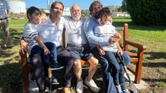 Vctor Formoso Carballo, con sus hijos y sus nietos, en el Banco de Formoso que han colocado en Vilavella