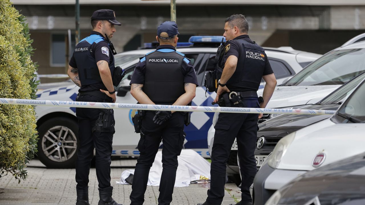 Asesinado un hombre de un navajazo en el cuello en Los Rosales, A Coruña
