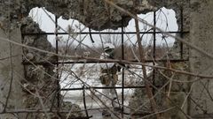 Un soldado ucraniano vigila la lnea de separacin con los separatistas prorrusos de la regin del Donbs