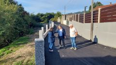 Fern�ndez Lores, en el centro, durante su vista a O Outeiro, en el vial reci�n pavimentado
