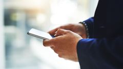 Imagen de archivo de una persona sujetando un tel�fono m�vil.