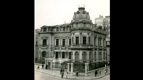El desaparecido chal� de Herm�genes Gonz�lez Olivares en la esquina de las calles Ur�a y Toreno, hacia el a�o 1960