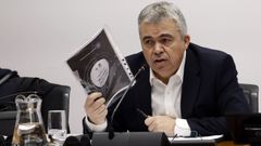 El ex secretario de organizaci�n del PSOE Santos Cerd�n, el pasado mes de febrero en la comisi�n de investigaci�n de la adjudicaci�n de obras p�blicas del Gobierno Foral en el Parlamento de Navarra.