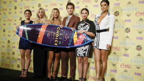 Los actores de Pretty Little Liars, junto a su premio, en los Teen Choice Awards 2015
