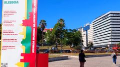 Cartel con la cuenta atr�s de la visita del papa en Lisboa.