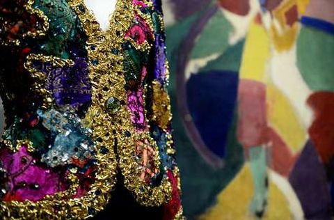 Detalle de una chaqueta de «patchwork» de Givenchy, colocada ante un lienzo de Robert Delaunay.