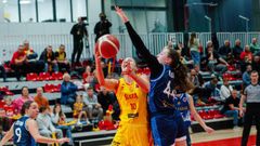 Doogan y Puc en una acci�n del partido de la Eurocup. 