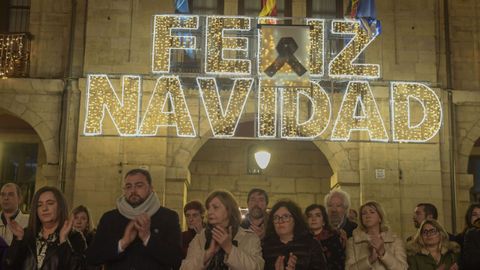 El presidente asturiano, Adri�n Barb�n (3i) este jueves en Avil�s durante la concentraci�n en repulsa por la muerte de una mujer de 32 a�os en relaci�n a la cual la Polic�a Nacional ha detenido a un hombre como presunto autor del asesinato.