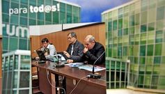 Marcos Trigo, Evencio Ferrero y Xos� Regueira, a trav�s de una de las �ventanas� del cat�logo promocional del F�rum.