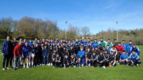 La plantilla del Real Oviedo, en El Requexn, con unos jvenes futbolistas de Canad