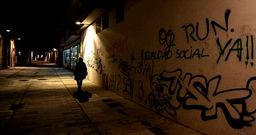 La escasa iluminaci�n, quiz�s m�s pensada para Rey Davi�a que para Romero Ortiz, no ayuda a convertir la calle en c�moda.