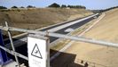En la imagen, del pasado 26 de septiembre, una fase del tramo de la autov�a A-54 pendiente de abrir entre Melide y Arz�a, ya asfaltado y con monta�as de gravilla sobre la calzada. Quedan por aplicar las capas de rodadura definitivas, la se�alizaci�n, y tambi�n los remates en cunetas y canalizaciones.