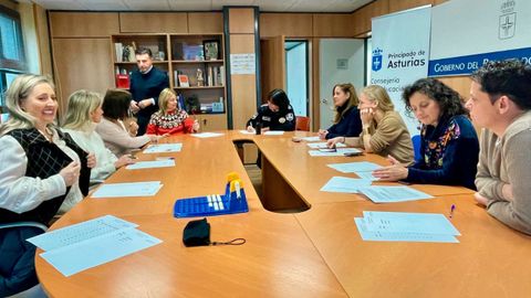 La directora general de Centros, Red 0-3 y Ense�anzas Profesionales, Eva Ledo (segunda por la derecha), preside el sorteo para el desempate en el procedimiento de admisiones del alumnado