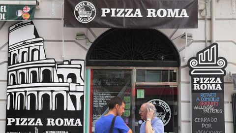Fachada de la pizzer�a que regentaba junto a su pareja en Granada.