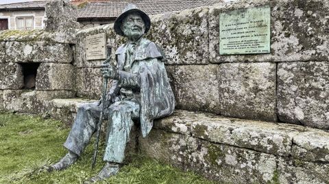 Escultura de Delfn Modesto Brandon, ltimo juez del Couto Mixto, en Calvos de Randn