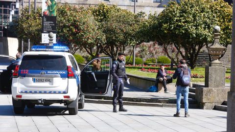 Policias locales identifican a transeuntes en A Ferreria