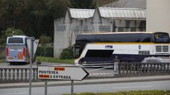 En una imagen de archivo, autobuses del transporte escolar en el CEIP A Ramallosa de Teo.