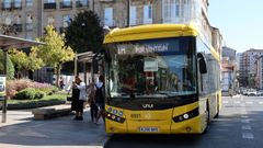El bus de la lnea 1A, una de las modificadas, en la parada de Bispo Cesreo.