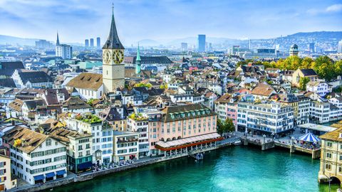 Una panor�mica del centro de Zurich, con el r�o Limmat en el centro.