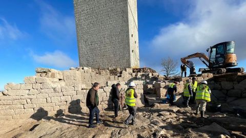 Obras que ejecuta la Xunta en exterior Torre da Pena de Xinzo.