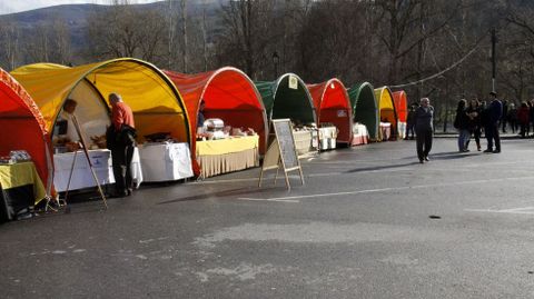 O Barco se rindi al botelo.En el campo da festa, en el Malecn, hay una feria de artesana y gastronoma