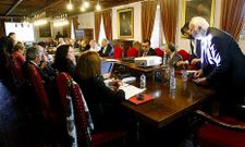 Juan Casares, a la derecha, al comienzo del Consello de Goberno extraordinario.