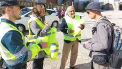 As� fue el reparto de chalecos reflectantes a peregrinos en Barro