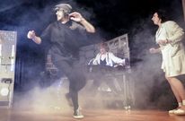 <span lang= es-es >Puesta en escena</span>. Badius aderez� su divertida adaptaci�n de la versi�n de �Frankenstein� que a su vez hab�a realizado Mel Brooks para el cine con efectos especiales de fabricaci�n propia. 