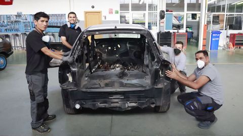 Alumnos de la FP acelerada sobre chapa dentro de un ciclo de Automocin en el CIFP Someso (A Corua)