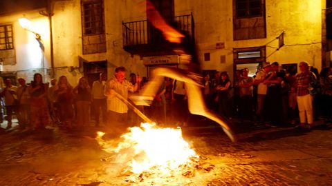 Cacharelas de San Juan en la r�a de San Pedro, en Santiago.
