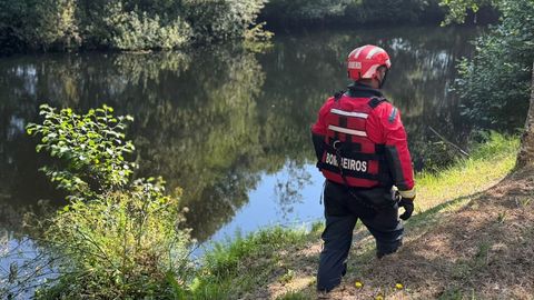 Bomberos de O Carballi�o participaron en las labores de rescate.